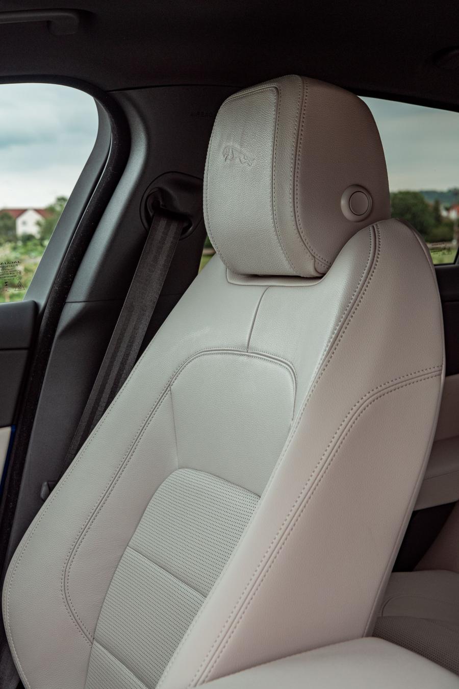 Интерьер Jaguar XE D180 SE R-Dynamic AWD 2019 года  (UK) (фото 33 из 40)